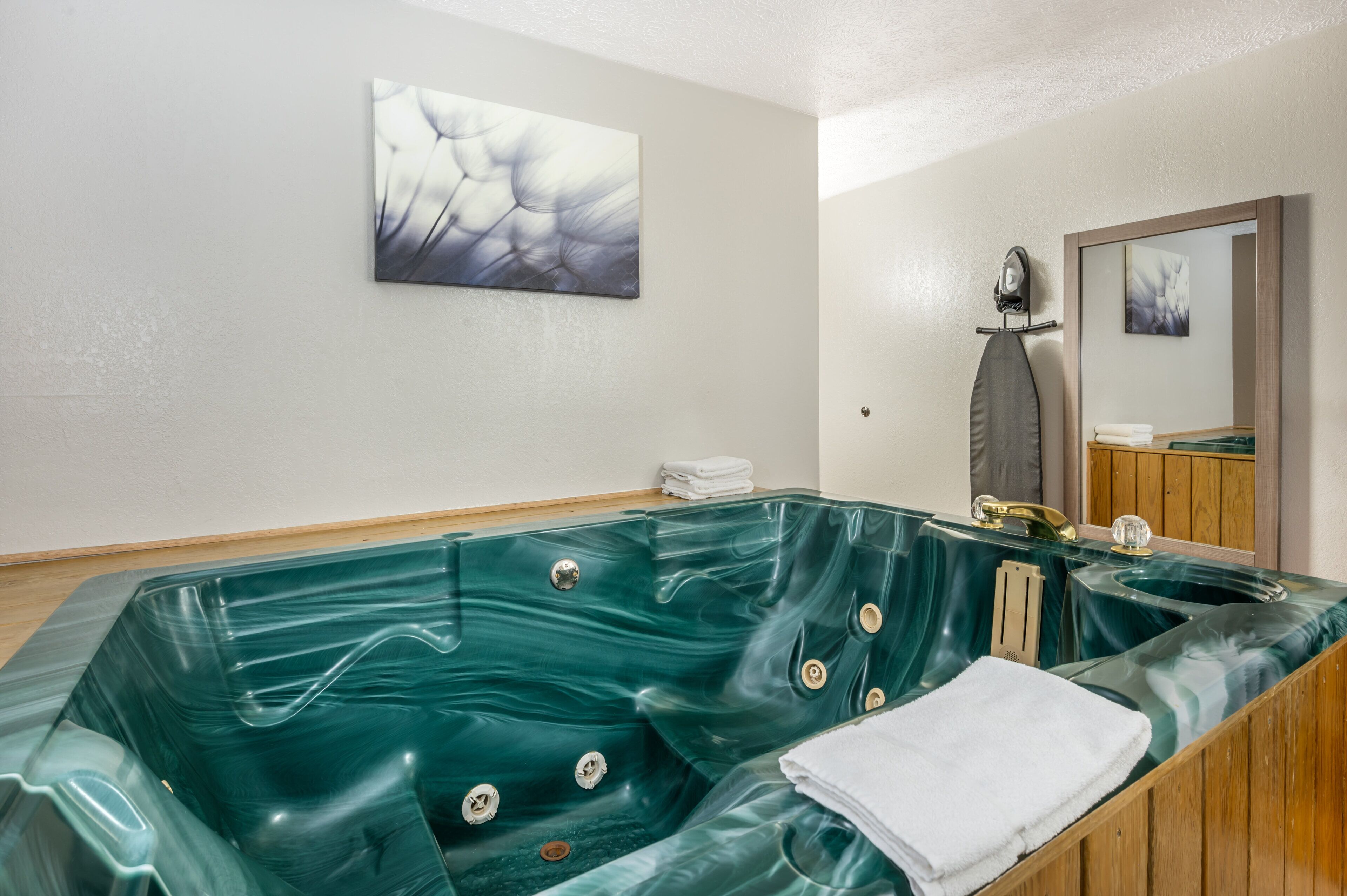 Superior Room, 1 Queen Bed, Non Smoking, Jetted Tub | Jetted bathtub