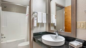 Combined shower/tub, towels
