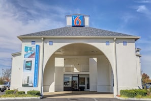 Property entrance - Motel 6 Dickson, TN (Dickson)