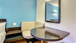Un baño con una pared azul, un lavabo blanco y un espejo.
