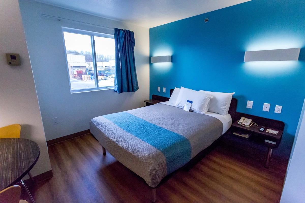 Een bureau, gratis wifi, beddengoed, een wekker