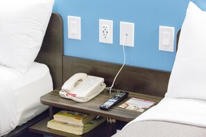 Escritorio, wifi gratis, ropa de cama y despertador