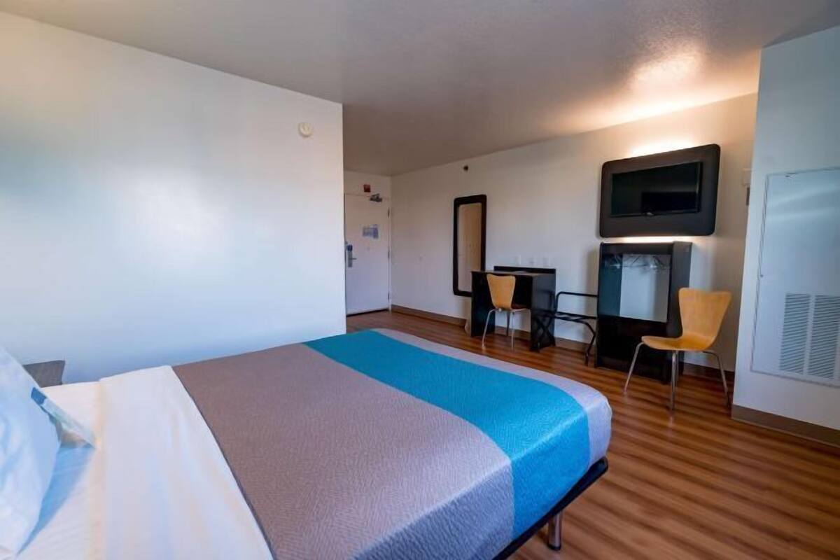 Desk, free WiFi, bed sheets, alarm clocks