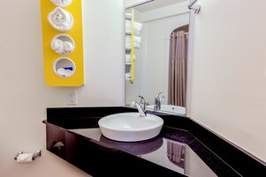 Bañera con ducha, toallas