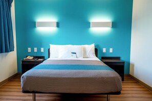 Escritorio, wifi gratis, ropa de cama y despertador