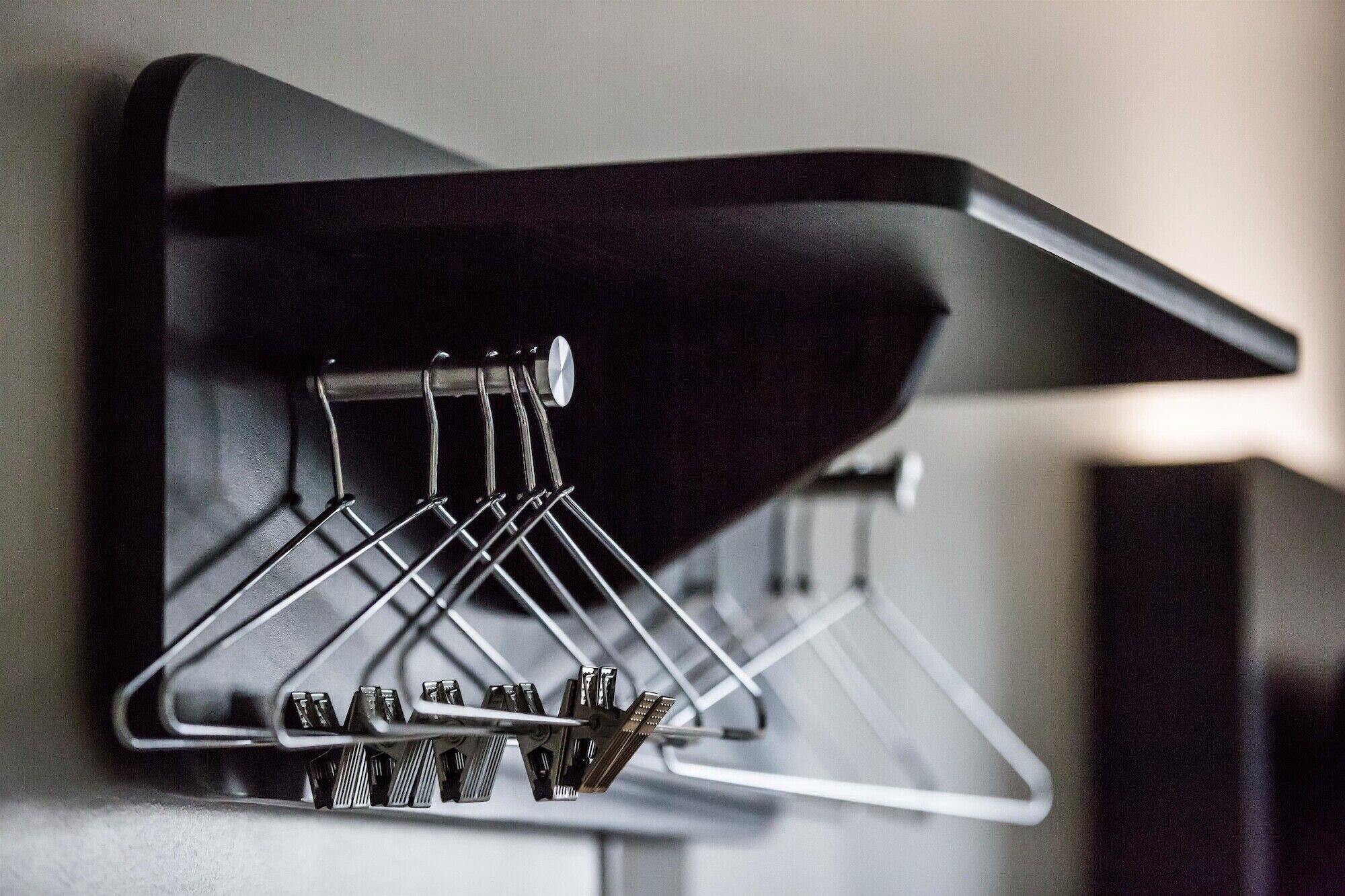 書桌、免費 Wi-Fi、床單、鬧鐘