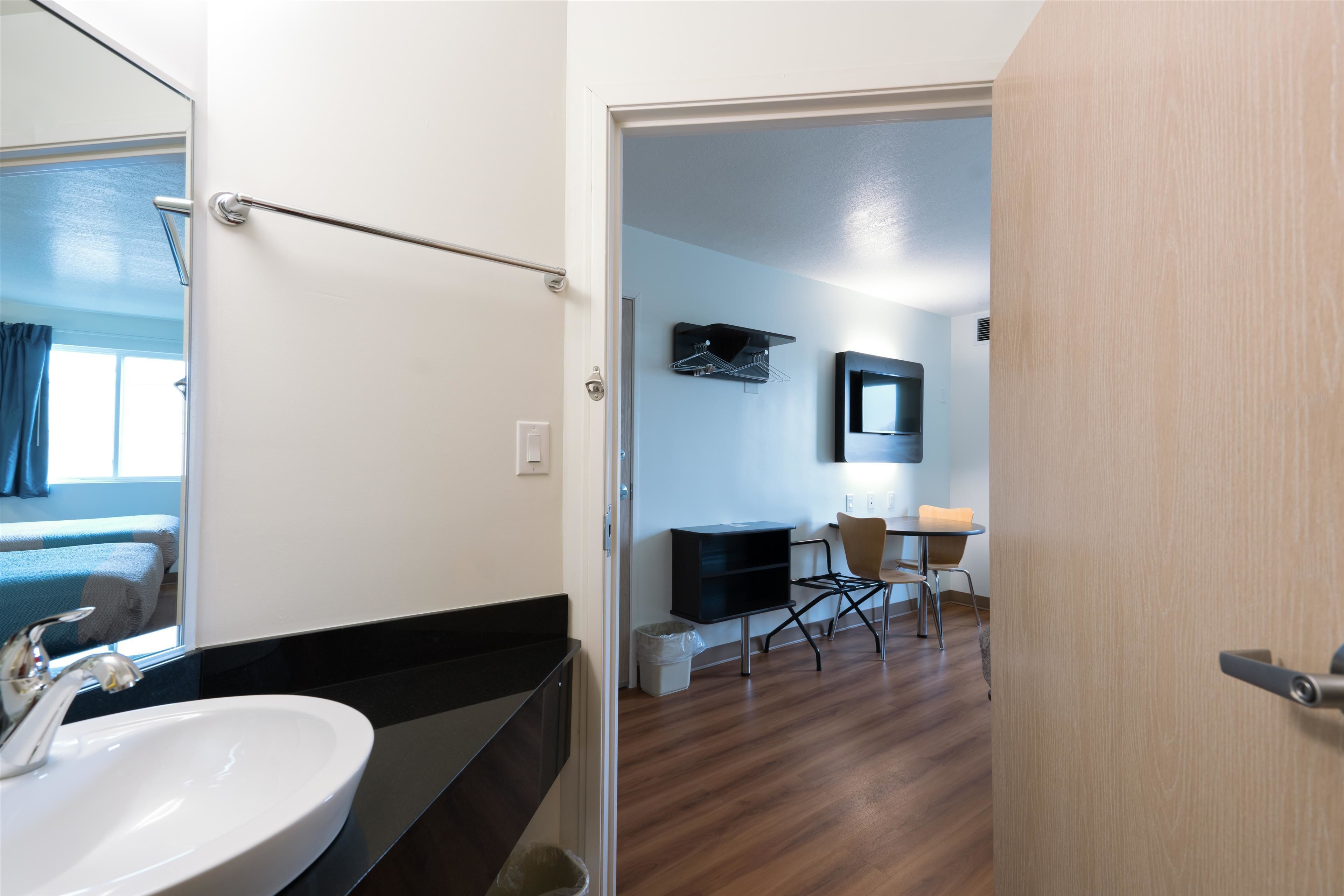 โต๊ะทำงาน, Wi-Fi ฟรี, ผ้าปูที่นอน, นาฬิกาปลุก