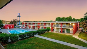 Un motel doté d’une piscine, de plusieurs balcons et d’un parking.