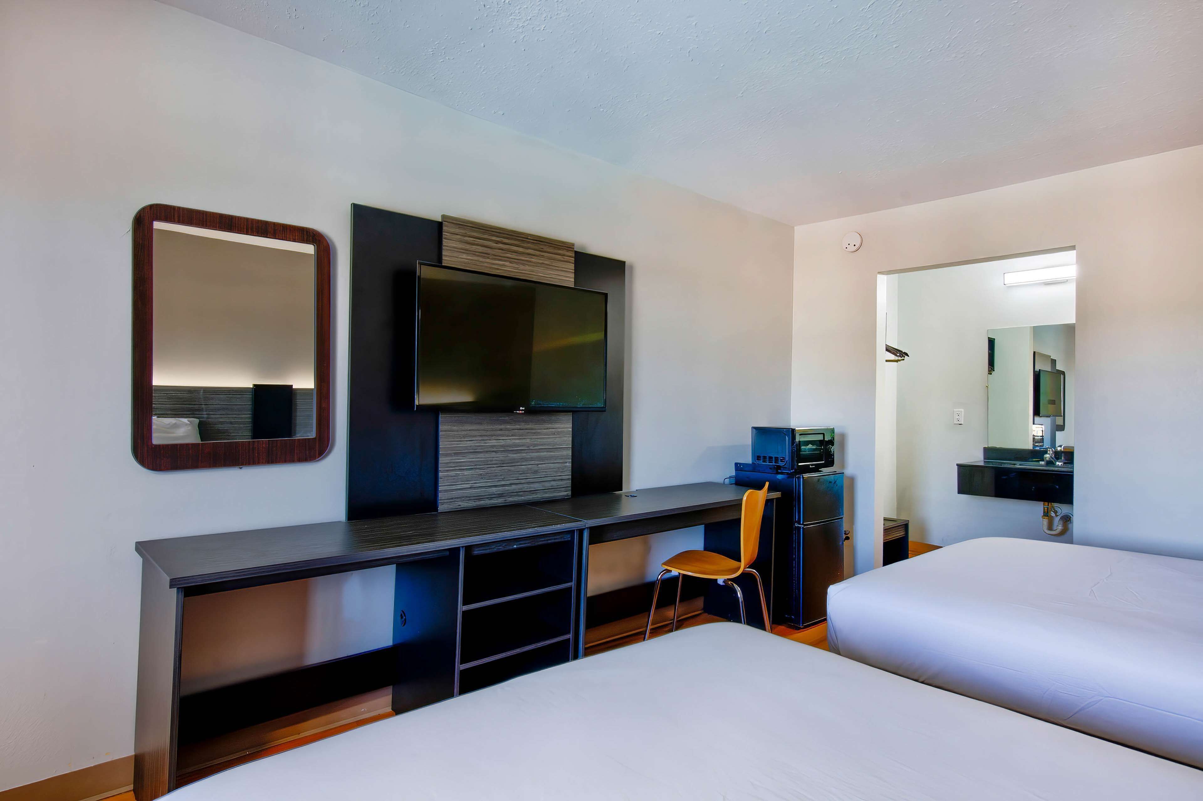 Wifi gratis, ropa de cama y despertador 