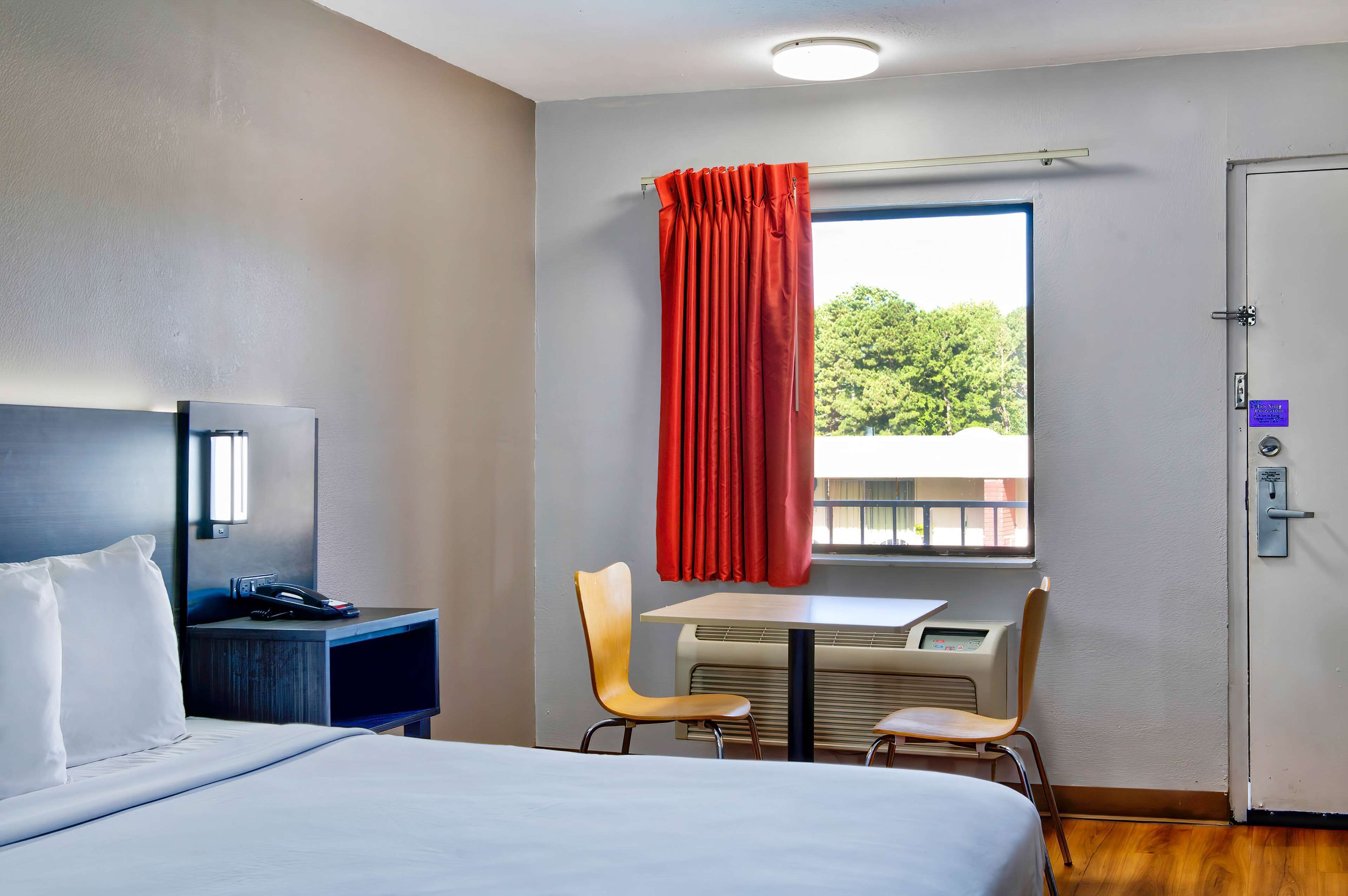 Ilmainen Wi-Fi, vuodevaatteet, herätyskellot