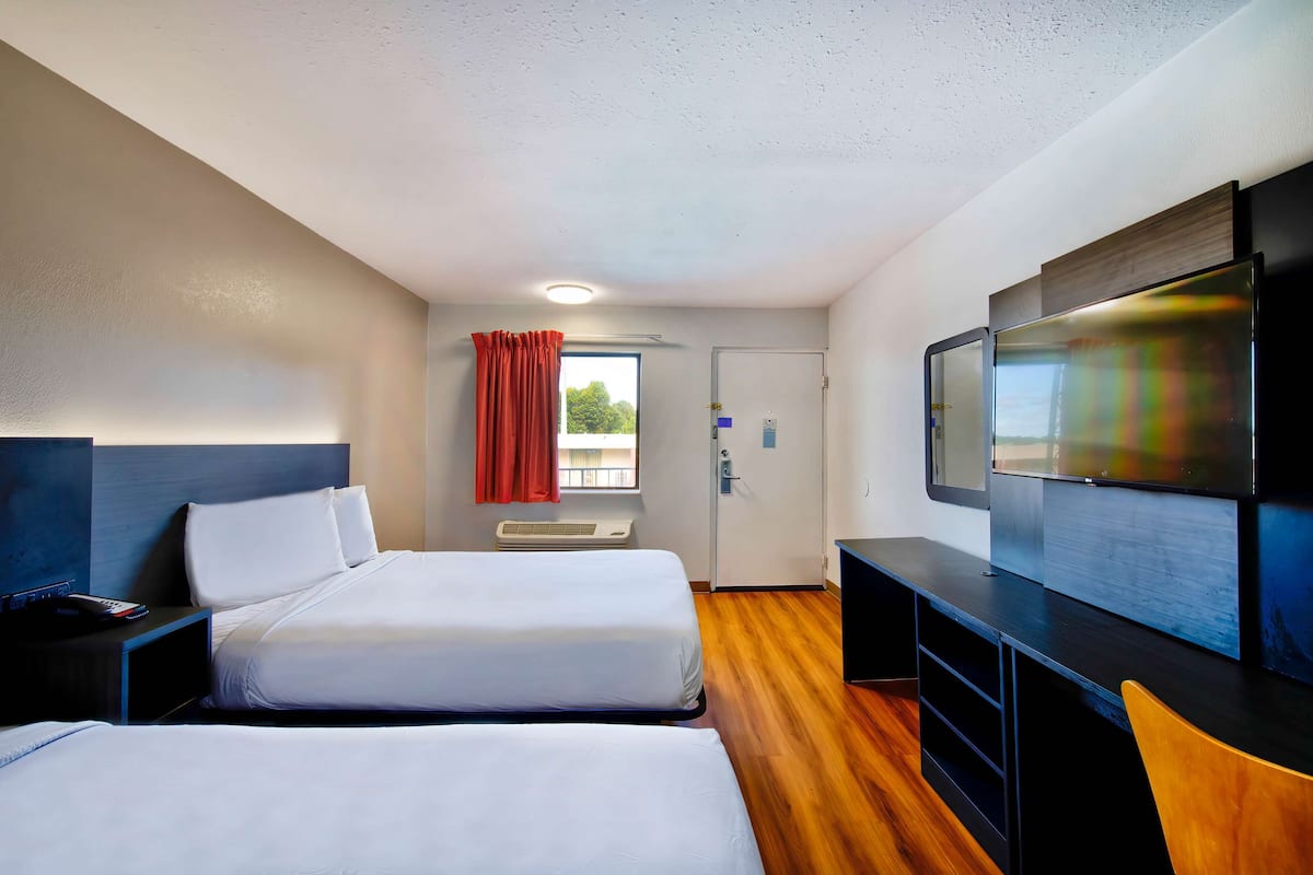 Wifi gratis, ropa de cama y despertador