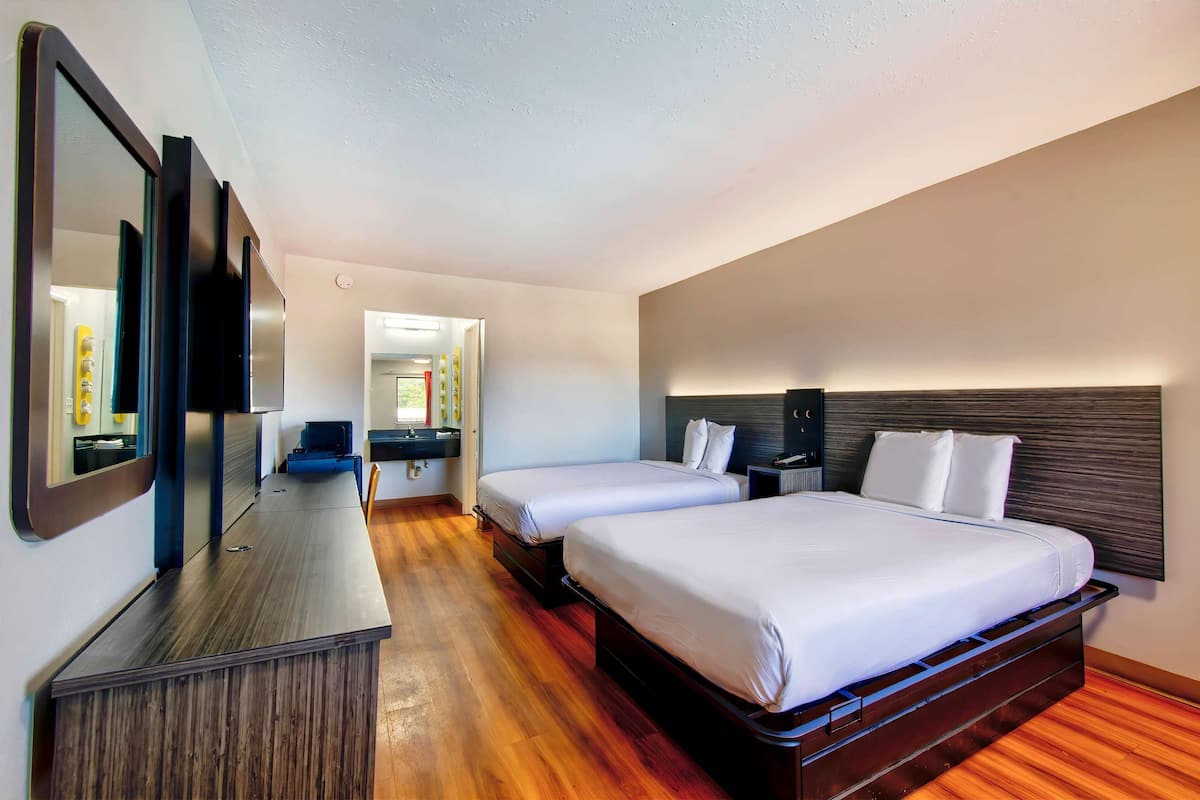 Wifi gratis, ropa de cama y despertador