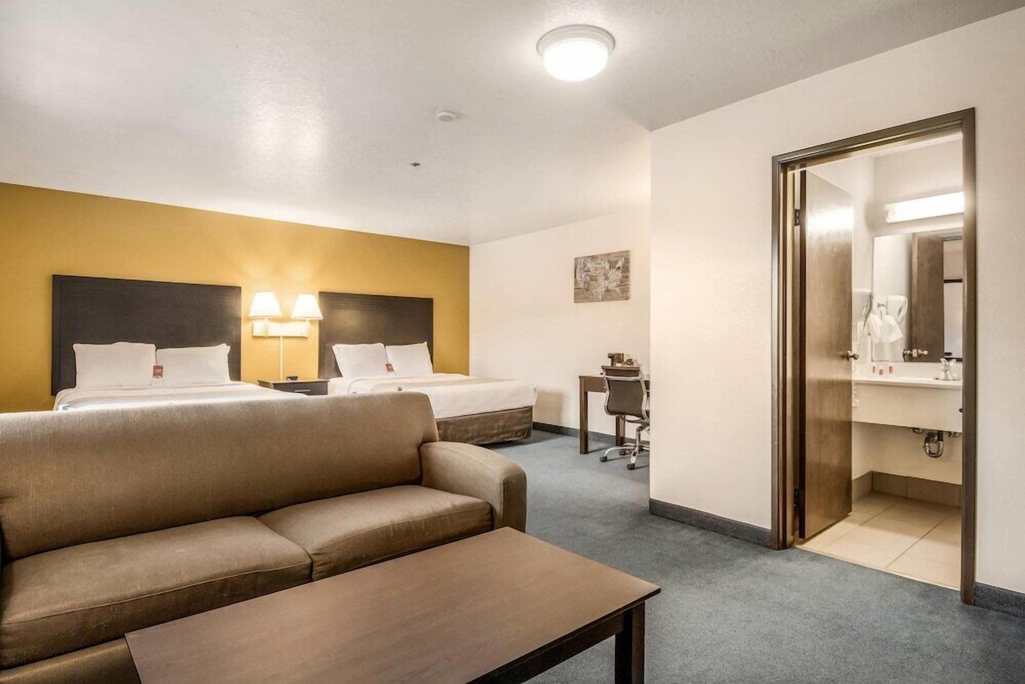 Desk, soundproofing, rollaway beds, free WiFi