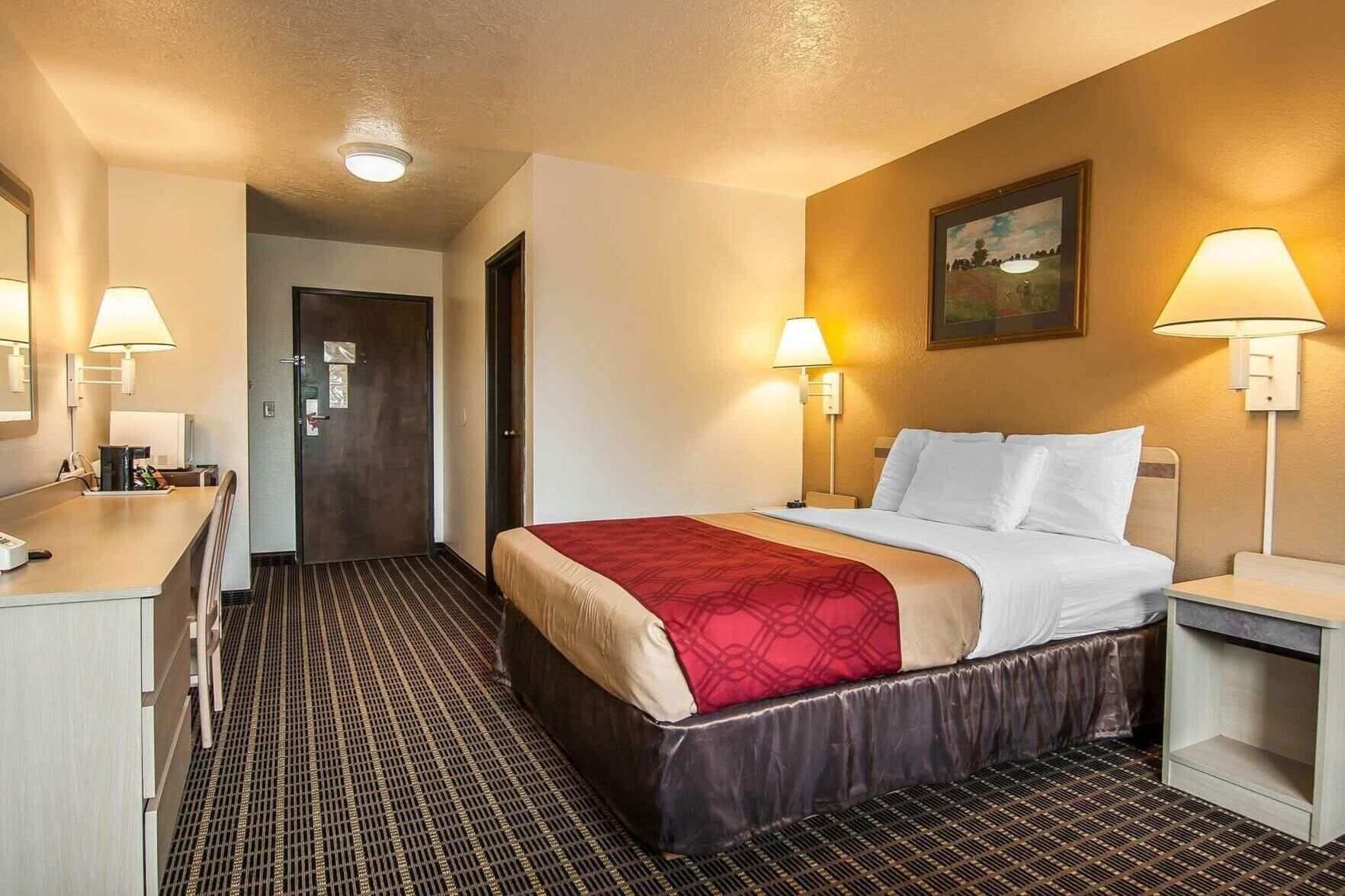 Desk, soundproofing, rollaway beds, free WiFi