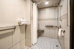 Kamer, 1 queensize bed, toegankelijk voor mindervaliden, niet-roken | Een bureau, geluiddichte muren, extra bedden (toeslag), gratis wifi