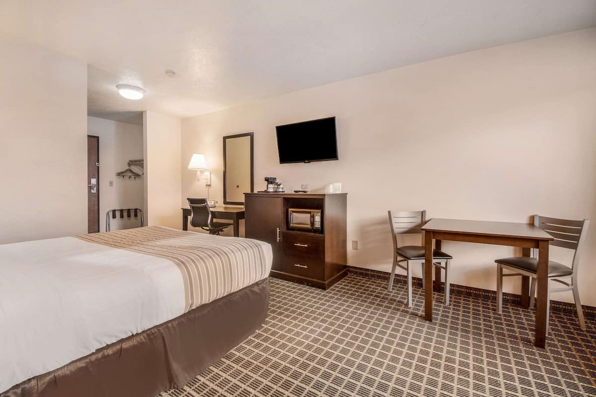 Standard Room, 1 Katil Ratu (Queen), Non Smoking | Meja, kalis bunyi, katil lipat simpan/tambahan, Wi-fi percuma