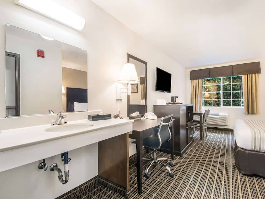 Phòng, 1 giường cỡ queen, phù hợp cho người khuyết tật, không hút thuốc | Bàn, phòng cách âm, giường gấp/giường phụ (phụ phí)