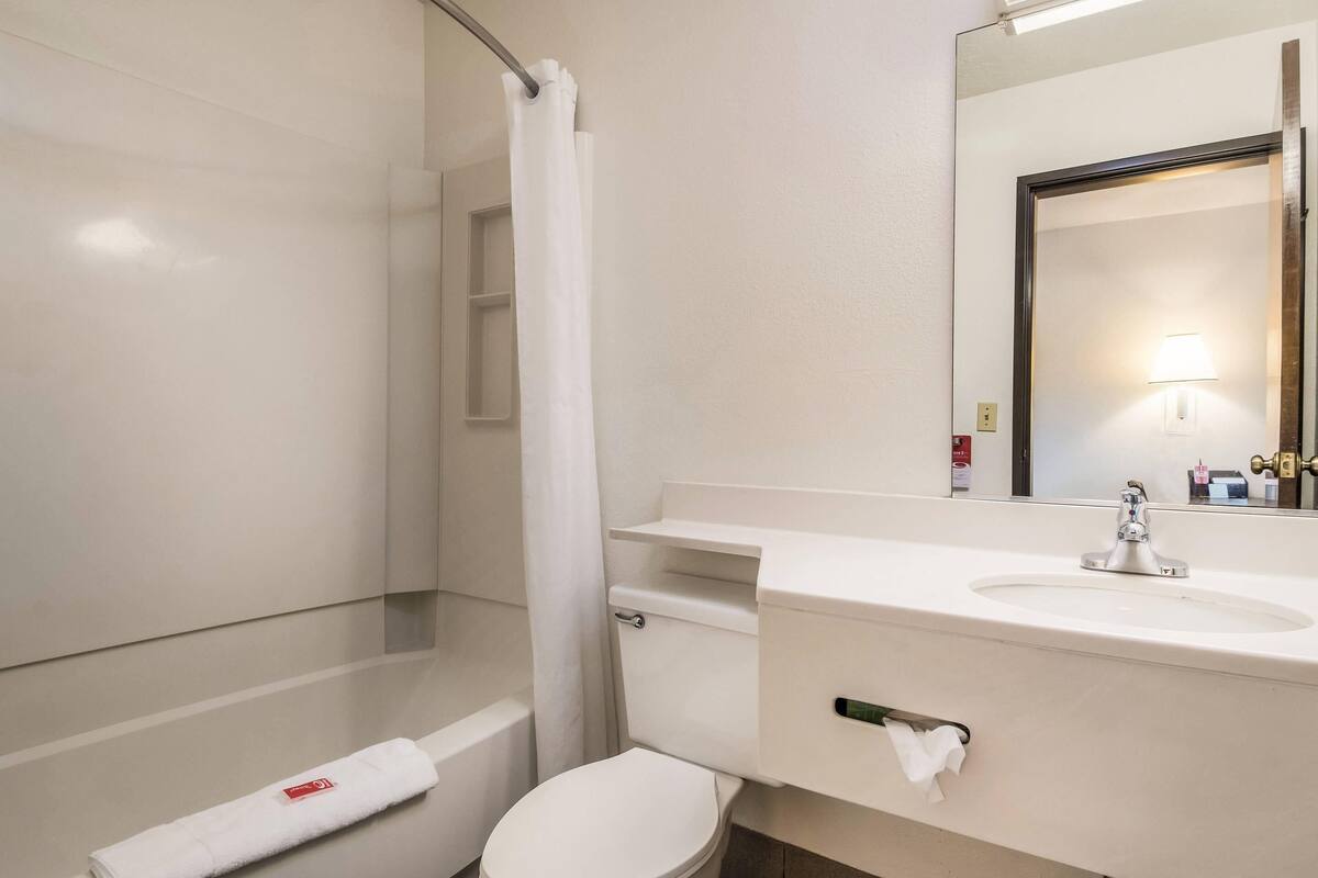 Bureau, systĂšme dâinsonorisation, lit dâappoint (supplĂ©ment)