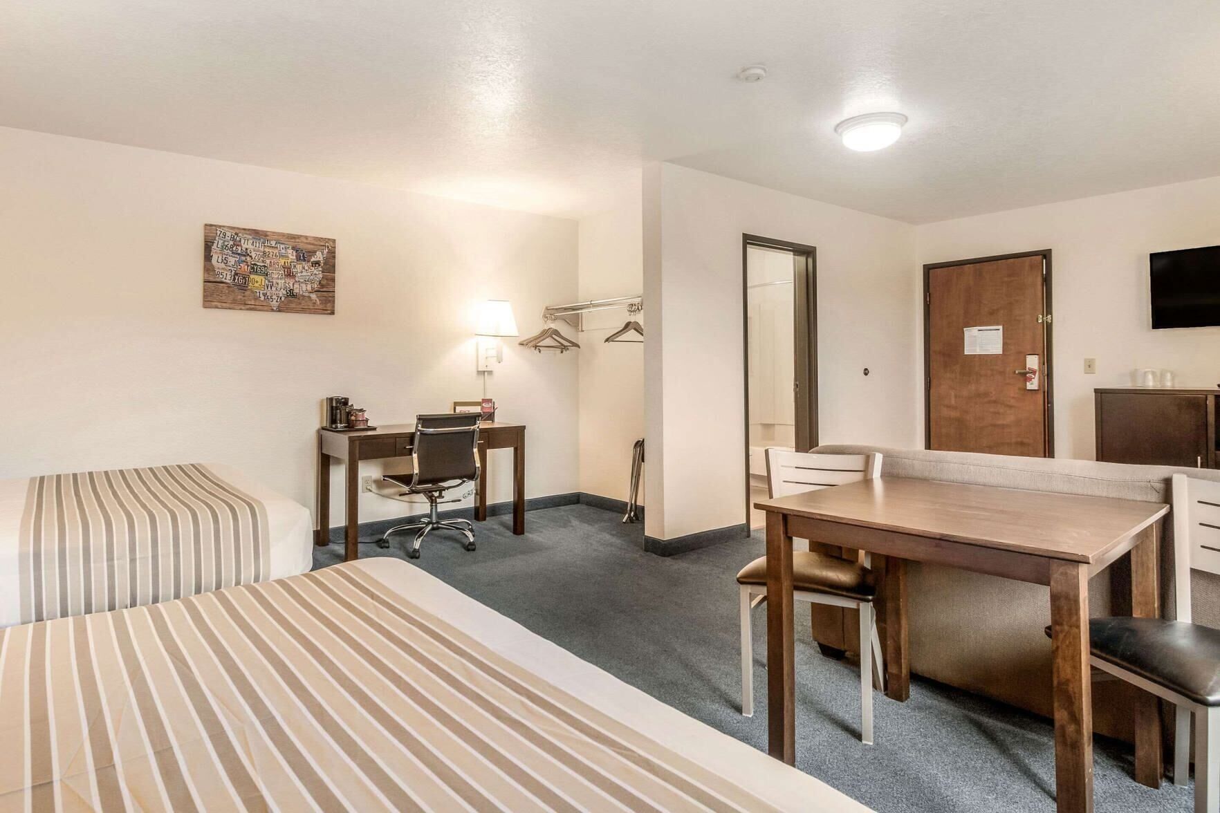 Desk, soundproofing, rollaway beds, free WiFi
