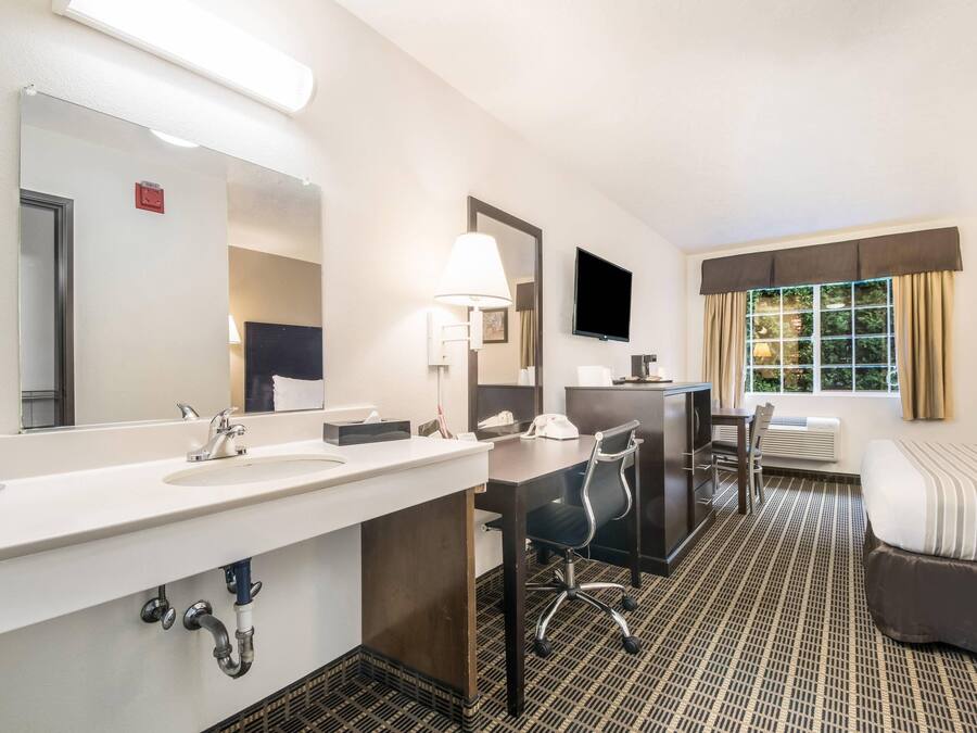 Camera, 1 letto queen, accessibile ai disabili, non fumatori | Una scrivania, insonorizzazione, letti aggiuntivi (a pagamento)