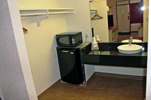 Combined shower/bathtub, rainfall showerhead, towels - Motel 6 Sallisaw, OK (Sallisaw)
