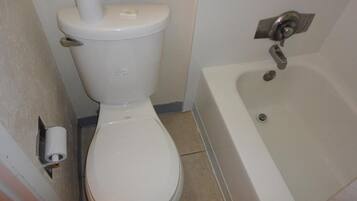 Combined shower/tub, free toiletries, hair dryer, towels