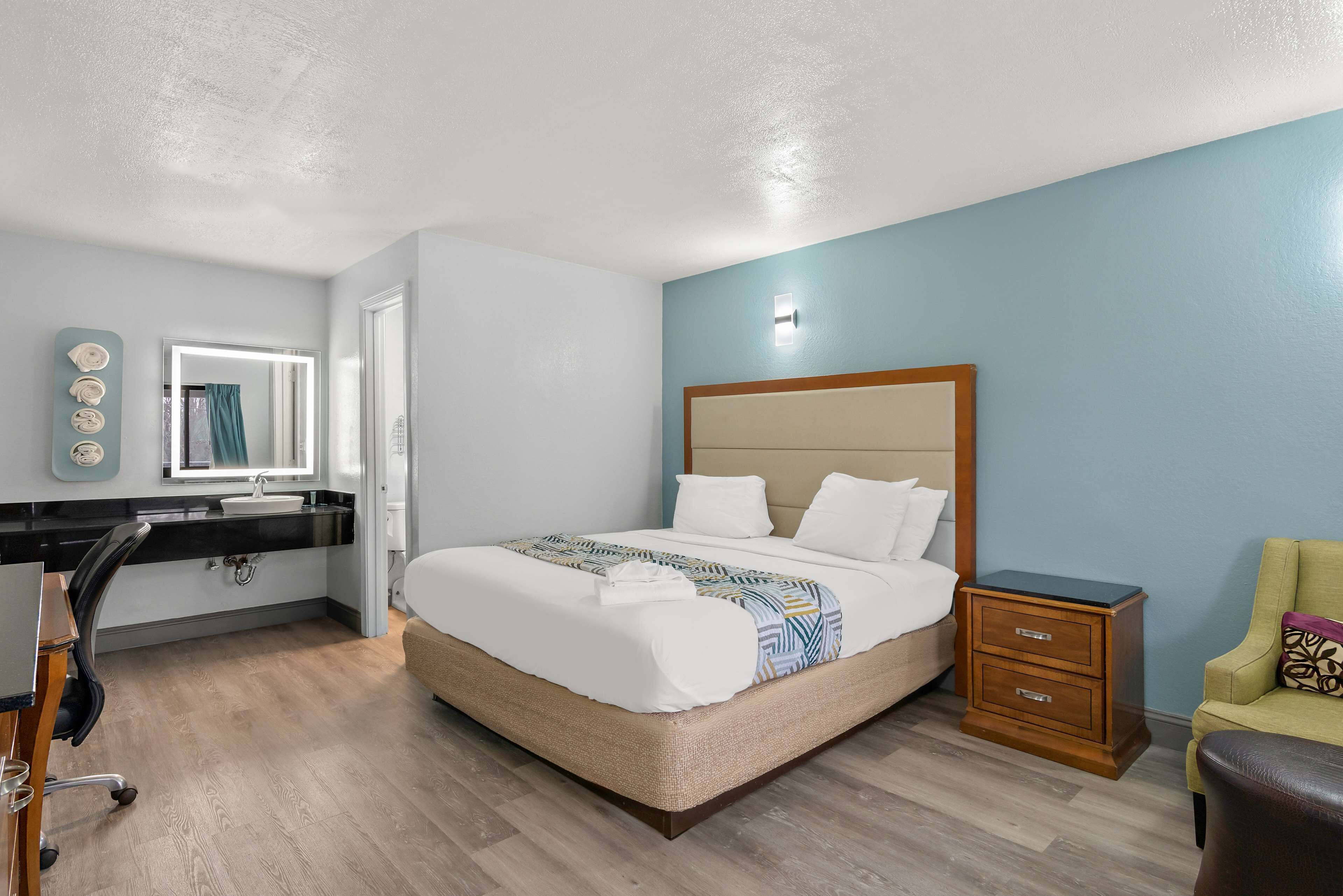 Room, 1 King Bed, Non Smoking | Free WiFi, bed sheets