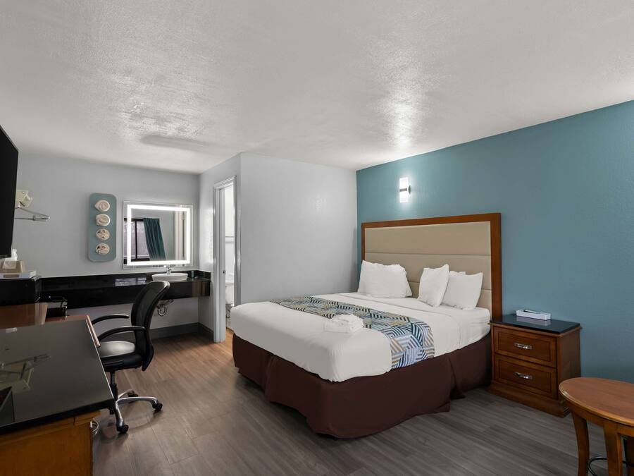 Quarto, 1 cama King, acessível, para não fumantes | Wi-Fi de cortesia, roupa de cama