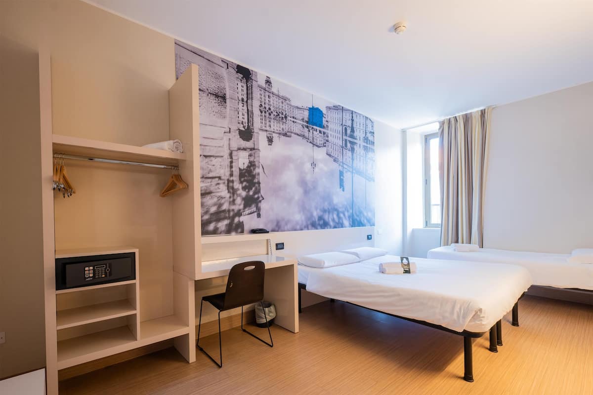 Quarto triplo | Cofres nos quartos, escrivaninha, Wi-Fi de cortesia, roupa de cama