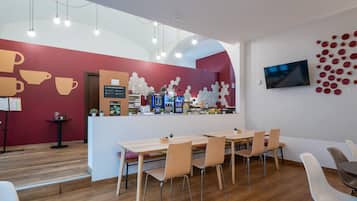 Tägliches Frühstücksbuffet (9.50 EUR pro Person)