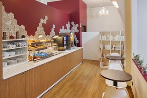 Desayuno buffet diario (EUR 9.50 por persona)