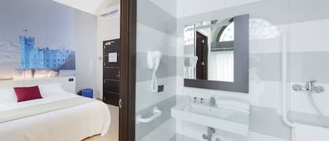 Douche, séchoir à cheveux, bidet, serviettes fournies