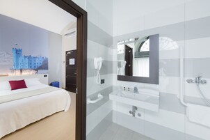 Ducha, secador de pelo, bidet, toallas