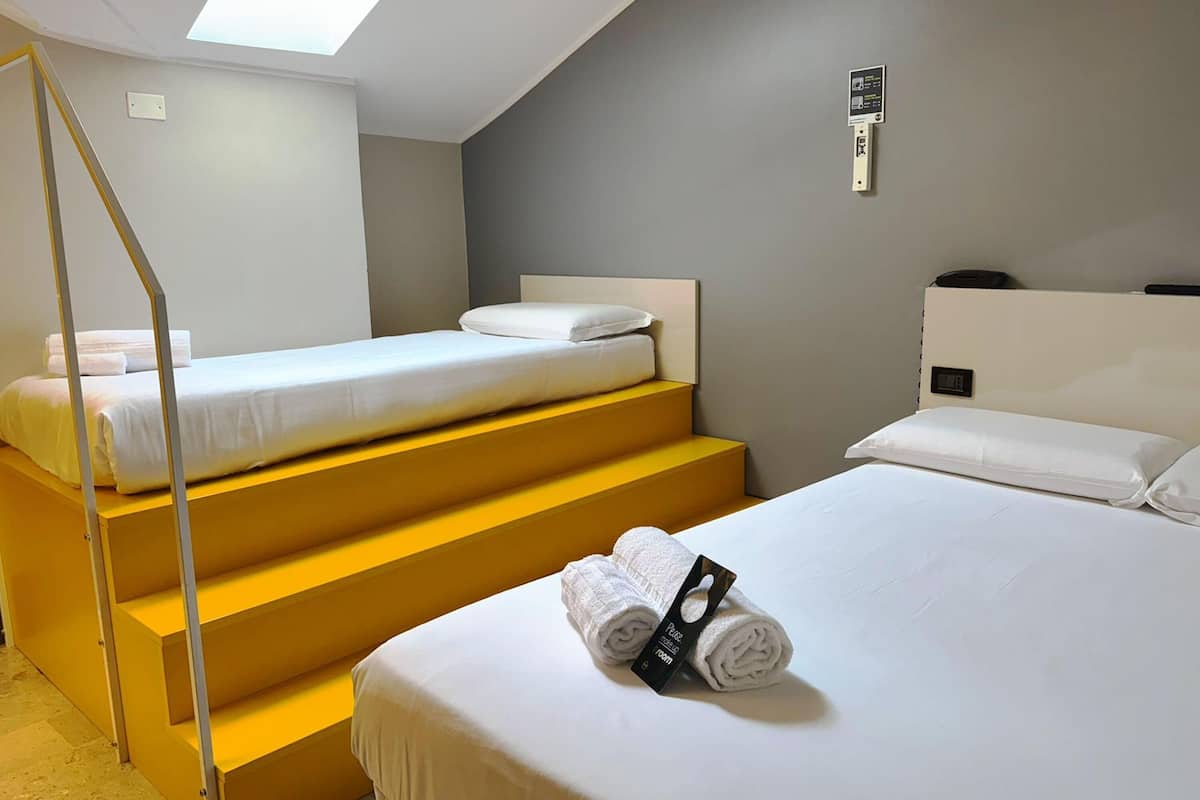 Quarto triplo econômico, para não fumantes | Cofres nos quartos, escrivaninha, Wi-Fi de cortesia, roupa de cama