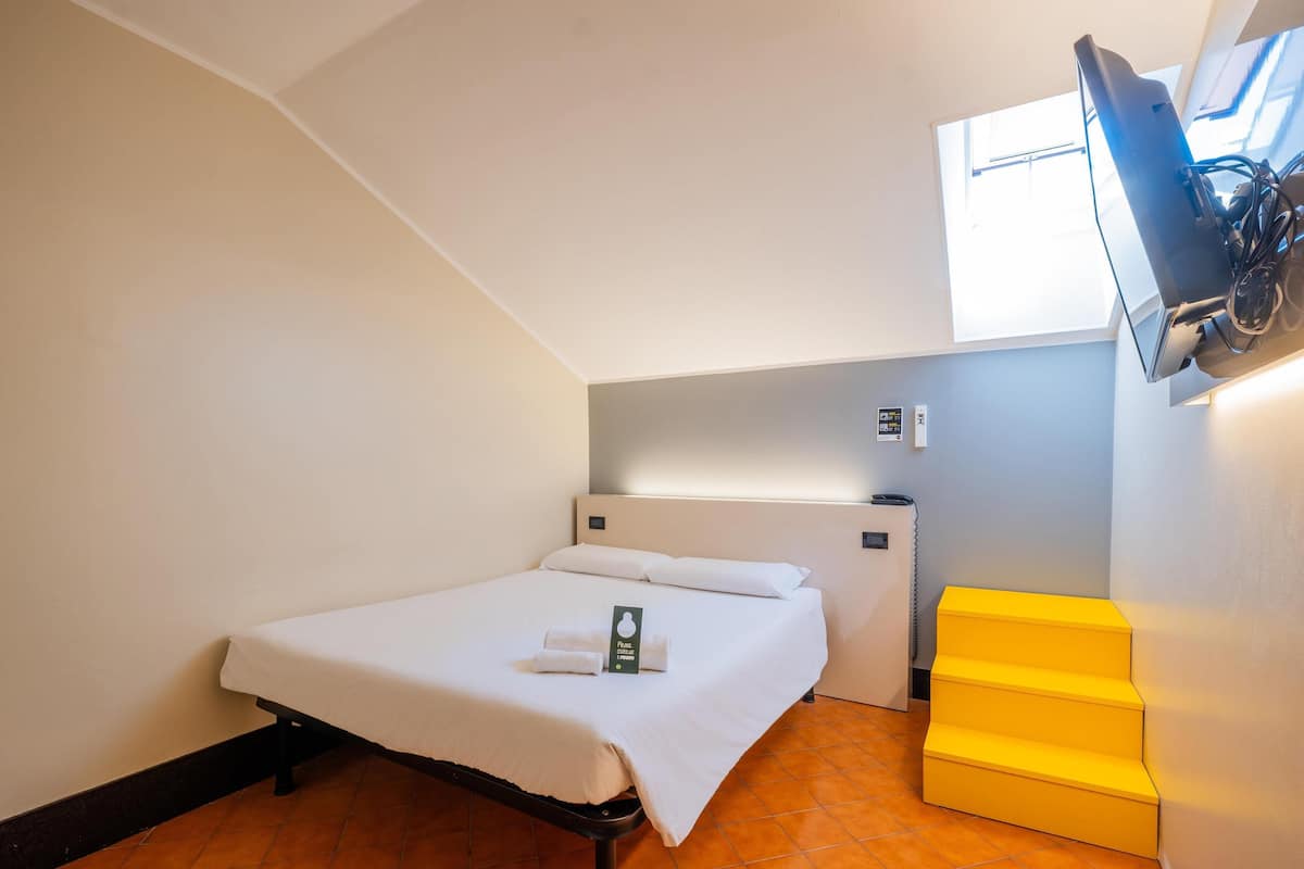 Quarto casal econômico, para não fumantes | Cofres nos quartos, escrivaninha, Wi-Fi de cortesia, roupa de cama