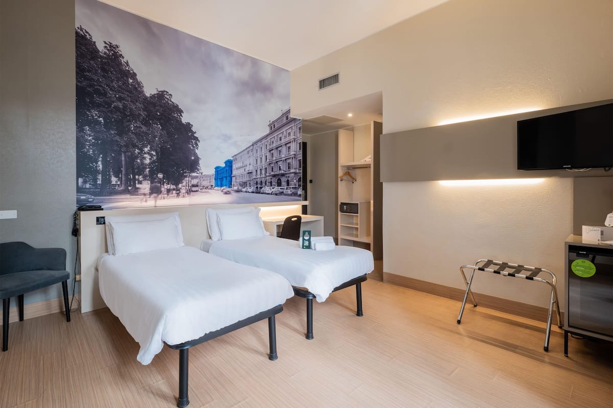Quarto duplo | Cofres nos quartos, escrivaninha, Wi-Fi de cortesia, roupa de cama