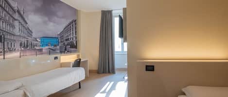Ein Hotelzimmer mit Bett, Schreibtisch und einem großen Stadtbild-Wandgemälde.