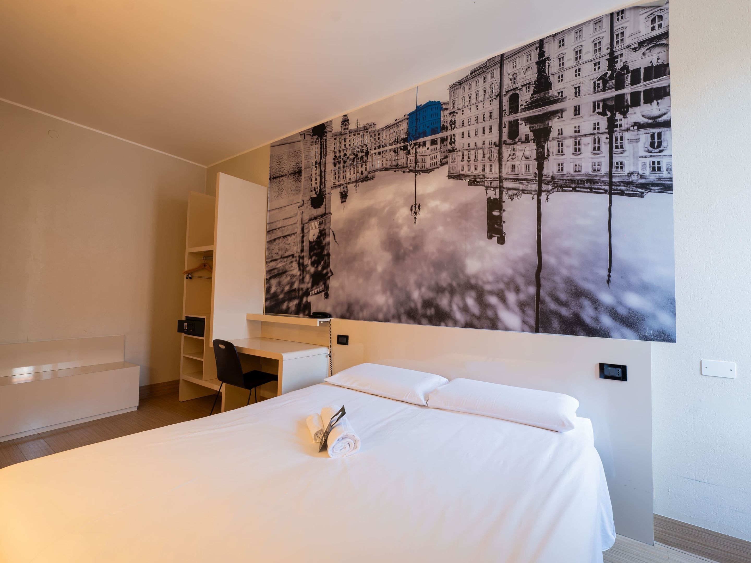 Triple Room | In-room safe, desk, free WiFi, bed sheets