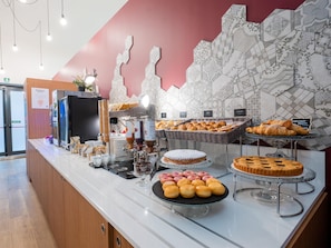 Tägliches Frühstücksbuffet (9.50 EUR pro Person)