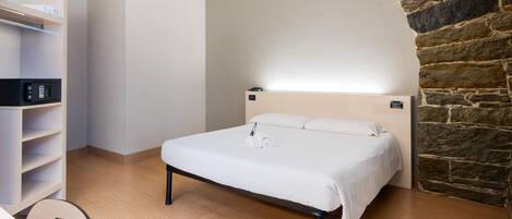 In-room safe, desk, free WiFi, bed sheets