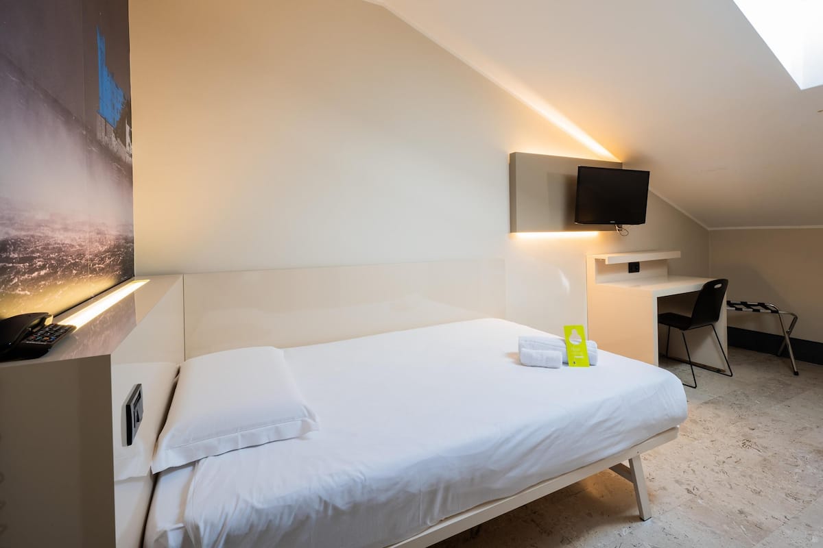 Quarto solteiro econômico, para não fumantes | Cofres nos quartos, escrivaninha, Wi-Fi de cortesia, roupa de cama