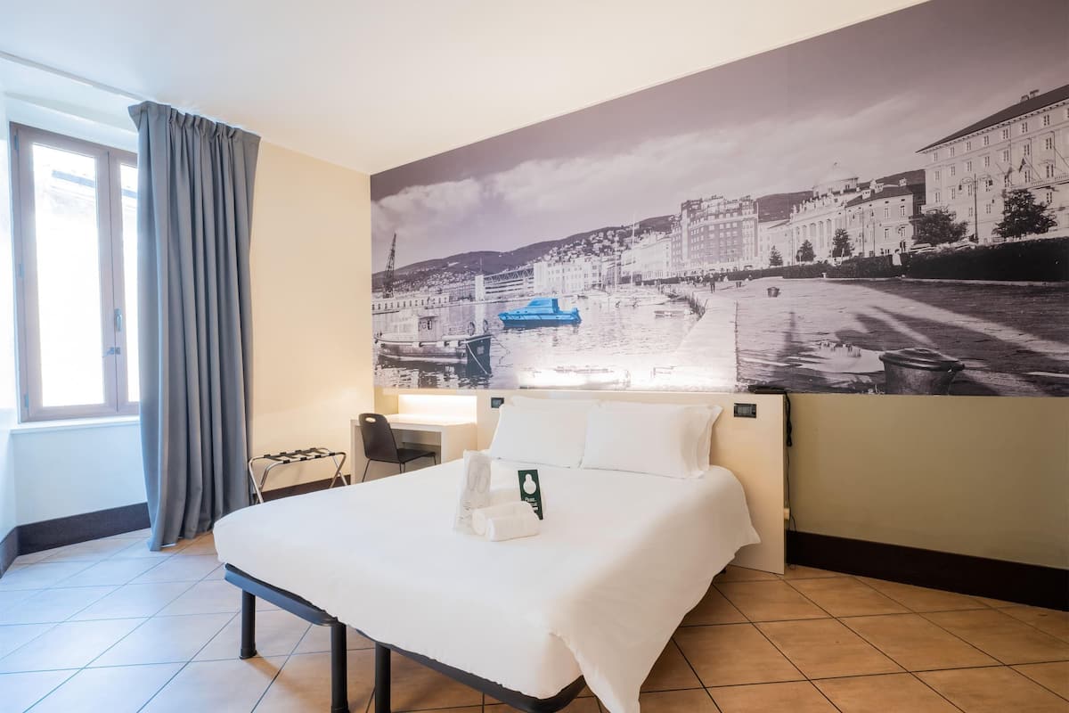 Quarto casal superior, para não fumantes | Cofres nos quartos, escrivaninha, Wi-Fi de cortesia, roupa de cama