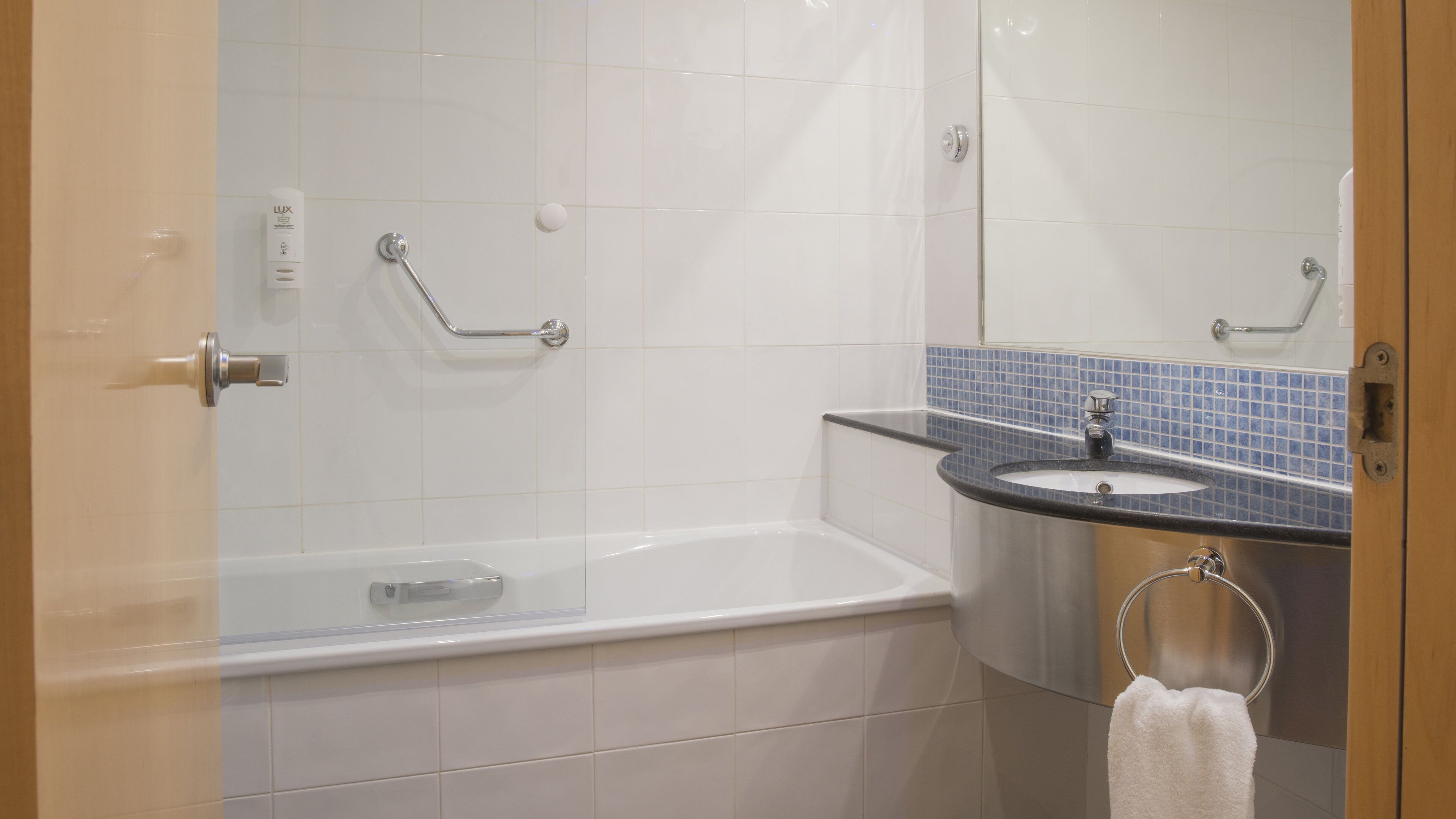 Secador de pelo, bidet, toallas