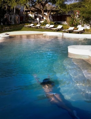 2 piscine all'aperto, con ingresso dalle 09:00 alle 21:00, lettini