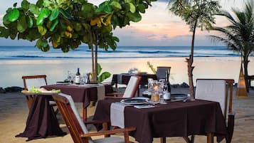 Frokost, lunsj og middag serveres, utsikt mot stranden