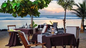 Serveert ontbijt, lunch, diner, stranduitzicht 