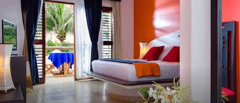 Habitación de hotel moderna con una cama, un escritorio y vistas al exterior.