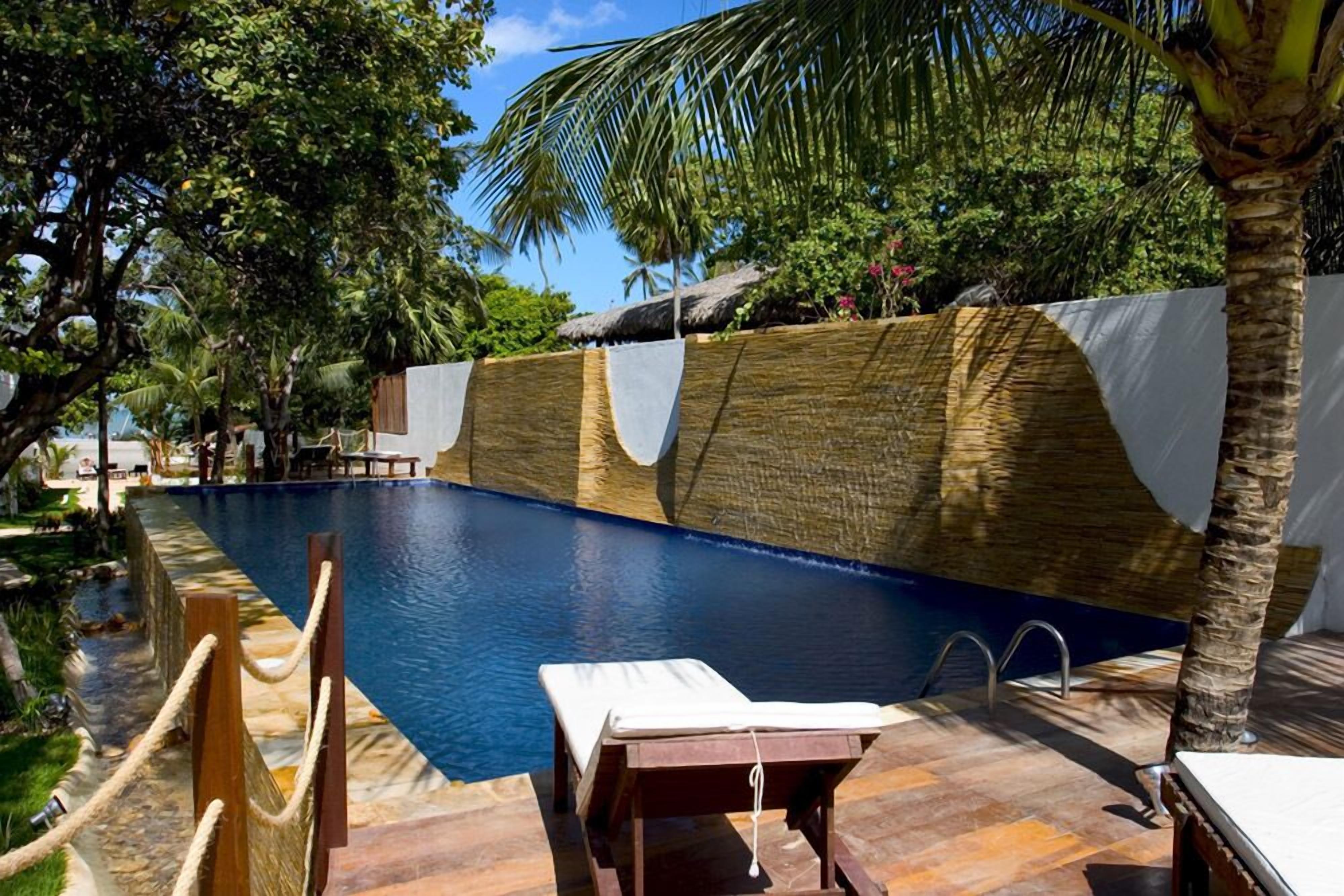 2 utomhuspooler med öppettider 09.00 till 21.00, och solstolar