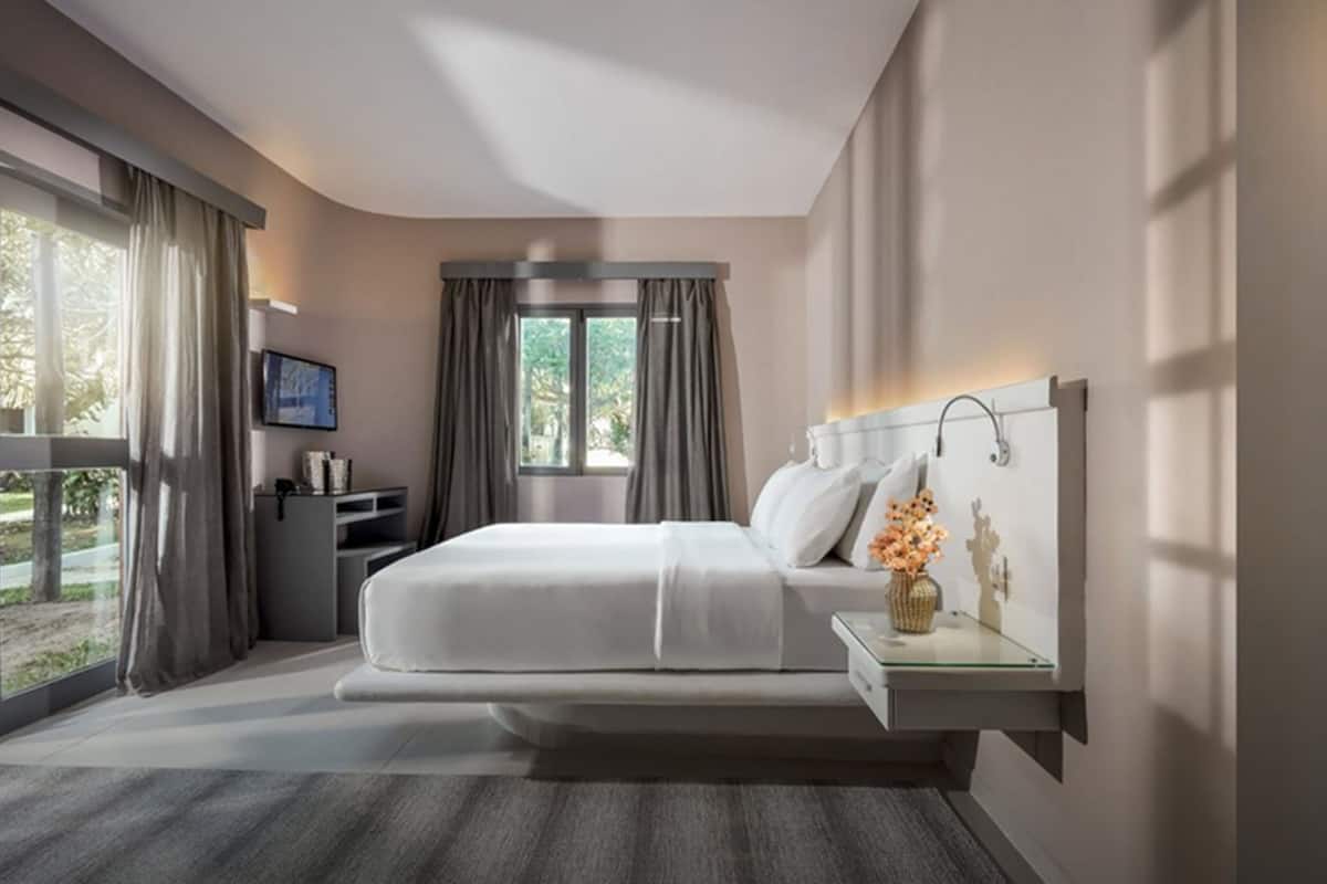 standard double or twin room | minibar, in-room safe, blackout curtains, free wifi