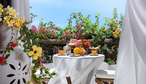 Deluxe kamer, uitzicht op zee | Een minibar, een kluis op de kamer, verduisterende gordijnen